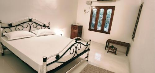 Postel nebo postele na pokoji v ubytování Jove Knight Residency