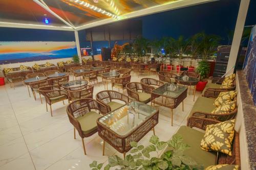 Un restaurante con mesas y sillas en la playa. en Hotel Hiltane Opposite VR Punjab Mall Airport Road Mohali Chandigarh, en Kharar