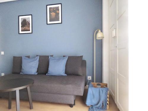 un salon avec un canapé et une table dans l'établissement La Casina Poniente,cerca de la playa, à Gijón