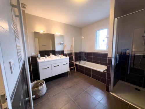 Ένα μπάνιο στο Gite Matisse