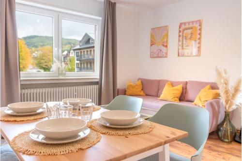科赫姆Schöne Wohnung mit großer Terrasse und Moselblick的带桌子和沙发的餐厅