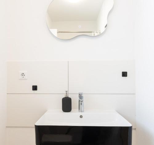 科赫姆Schöne Wohnung mit großer Terrasse und Moselblick的一间白色浴室，配有洗手池和镜子。