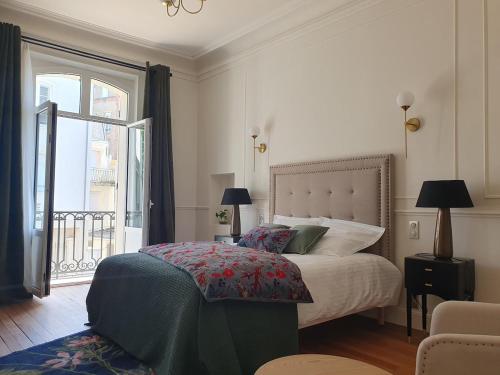 Postel nebo postele na pokoji v ubytování L'Alchimiste Centre d'Epernay