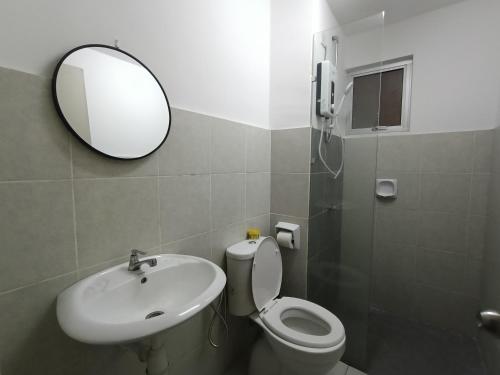 Ένα μπάνιο στο D1009 Iris Stay, D'Alanis ByFizzy