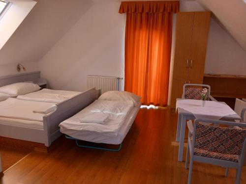 Postel nebo postele na pokoji v ubytování Főtér Panzió