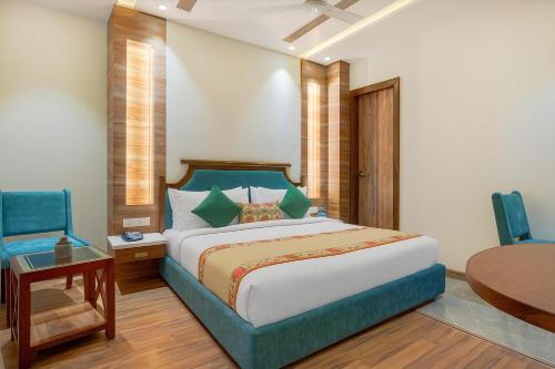 um quarto com uma cama king-size e uma mesa em Hotel Comfort view em Amritsar