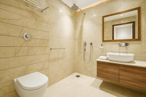 um banheiro com um vaso sanitário, uma pia e um espelho em Hotel Comfort view em Amritsar