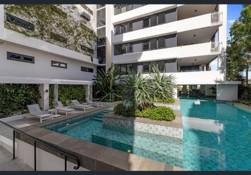 Bazén v ubytování Avalon Maroochydore nebo v jeho okolí