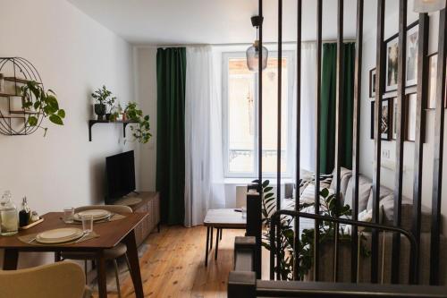 een woonkamer met een bed en een tafel bij Charmant Duplex in Issoire