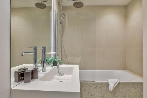 Spacious and Charming 2BR Apartment - Paris 16th