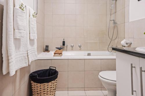 Ванная комната в 'Just Beachy' Muizenberg Beach Apartment