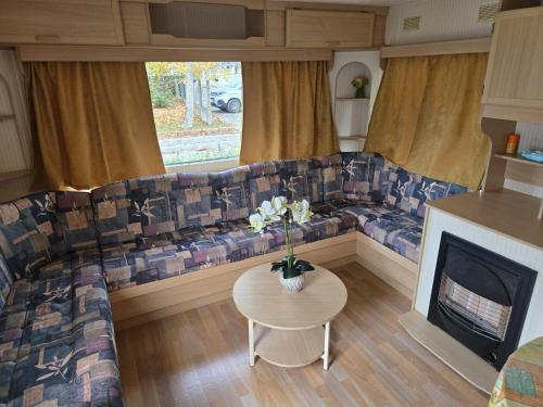 a living room with a couch and a table at Dunepark in Nieuwpoort