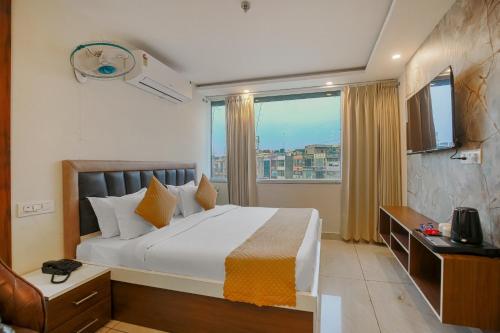 una habitación de hotel con una cama y una ventana en Hotel Hiltane Opposite VR Punjab Mall Airport Road Mohali Chandigarh, en Kharar