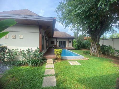 ein Haus mit einem Swimmingpool im Hof in der Unterkunft The Niche10 - Oriental Villa 3BR private pool Rawai Beach in Nai Harn Beach