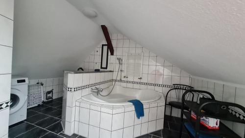 Ένα μπάνιο στο Ferienwohnung Blumenberg DG Karlstraße