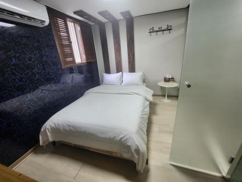 Postel nebo postele na pokoji v ubytování 부평 호텔 휴