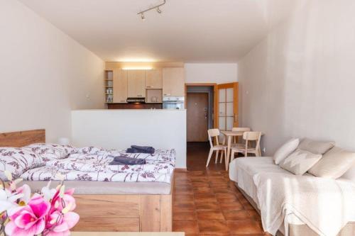 un soggiorno con due letti e una cucina di Apartmán IRIS Poděbrady 3 a Poděbrady