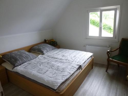 Postel nebo postele na pokoji v ubytování Panoramaferienhaus Sorpesee, 120qm