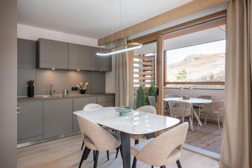 于埃Apartment Vira Alpe d'Huez - by EMERALD STAY的厨房兼餐厅，配有桌椅