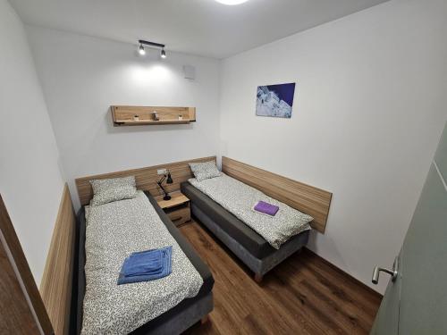 Kleines Zimmer mit 2 Betten in der Unterkunft Komfortowy, klimatyzowany apartament Góry Marzeń - Lesko in Lesko