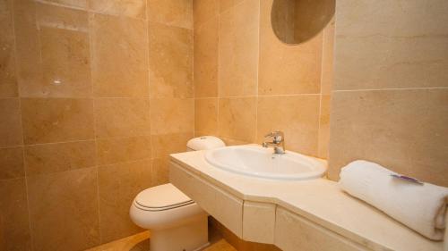 un bagno con lavandino e WC di Marina Real 0245 a Castillo de Sabinillas