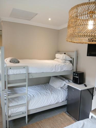 a bedroom with two bunk beds and a lamp at Net 'n Bed in Middelburg