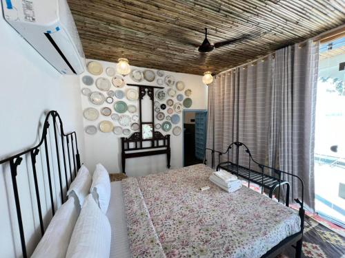 un dormitorio con una cama y una ventana en Paddy's Loft The Lake view hostel, en Udaipur