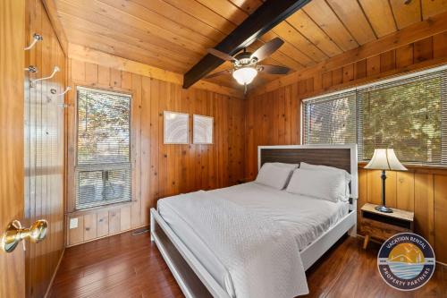 una camera da letto con un letto e un ventilatore a soffitto di 405 Waldeck Dr a Twin Lakes