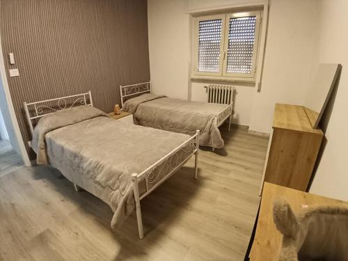 a hospital room with two beds and a window at Cuoredicasamia in Isola del Liri