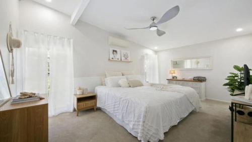 Postel nebo postele na pokoji v ubytování Resort Style Home with Plunge Pool