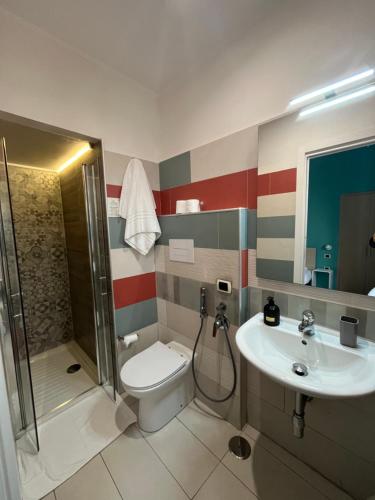 Un baño con ducha, inodoro y lavabo. en H Rooms boutique Hotel, en Nápoles