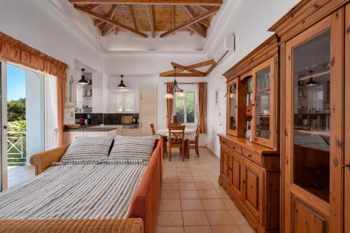 Postel nebo postele na pokoji v ubytování Methoni Vrisoules Poolvilla