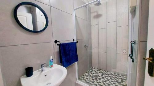 Un baño con ducha, lavabo y espejo. en Perfect holiday destination!, en Jeffreys Bay