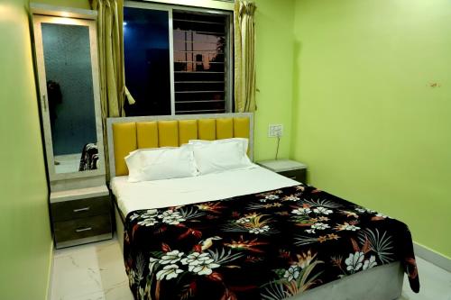 ein Schlafzimmer mit einem Bett mit einem großen Fenster in der Unterkunft Deep Homes Umbarkars mahabaleshwar in Mahabaleshwar