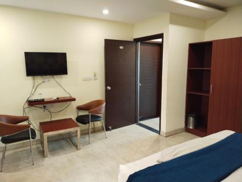 TV a/nebo společenská místnost v ubytování Hotel Shivaye Residency