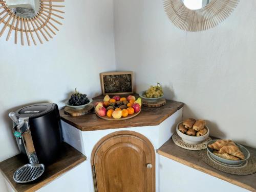 CentrèsにあるSaisonnéeの果物とパンのボウルが置かれたカウンター