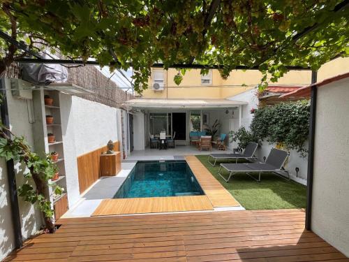 Private pool and patio, a true Oasis in Madrid