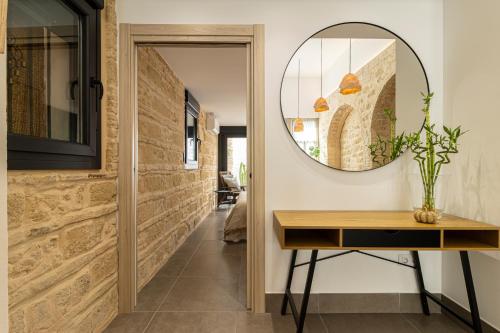 a hallway with a mirror and a table at Musart Entre Artes in Jerez de la Frontera
