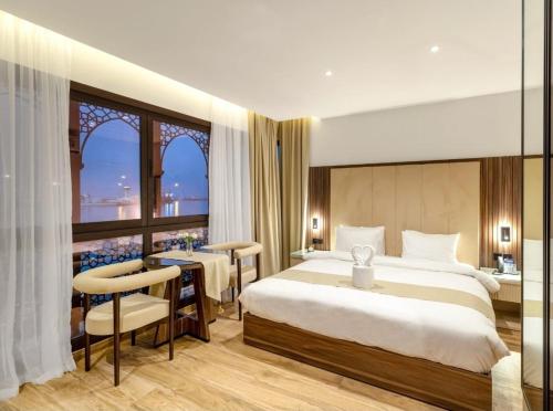 Postel nebo postele na pokoji v ubytování Mutrah Gate Hotel