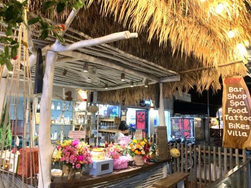 富国Ong Lang Cozy House with pool - 500m to the beach的商店柜台上摆放着鲜花