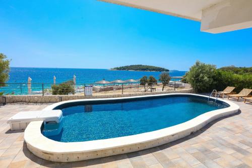 een zwembad met uitzicht op de oceaan bij Apartment Zecevo Rtic 8366d in Rogoznica