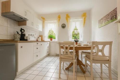 eine Küche mit einem Tisch und Stühlen in einer Küche in der Unterkunft VAJAGIC Apartment 2 mit GartenLounge! Messe, Klinikum, Krupp Krankenhaus in Essen