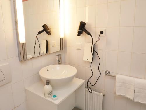 een badkamer met een wastafel en een föhn bij Hotel Deutsches Theater Landwehrstraße in München