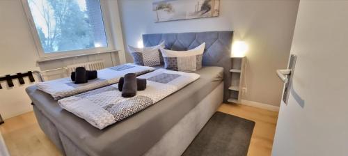 een bed met twee kussens erop in een kamer bij Stadtdomizil am Binnensee, Haus Bellevue in Heiligenhafen