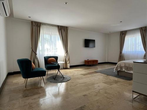 Μια τηλεόραση ή/και κέντρο ψυχαγωγίας στο Imperial Grove 3BR at Cantonments