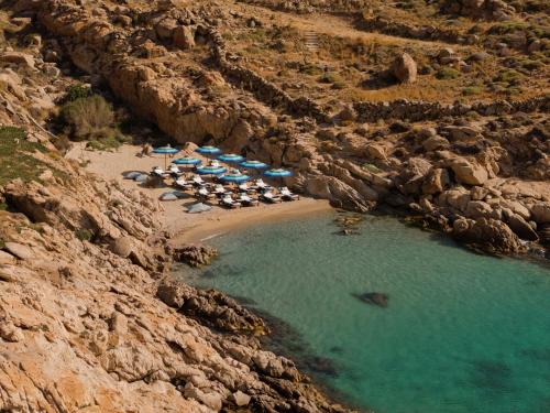Una vista aérea de una playa con sillas y sombrillas. en Cali Mykonos, en Kalafatis