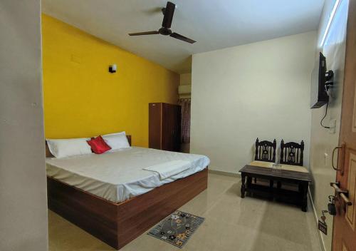 Postel nebo postele na pokoji v ubytování Ashok Nandini Guest House