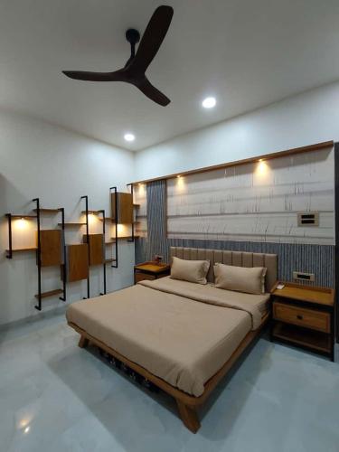 Ένα ή περισσότερα κρεβάτια σε δωμάτιο στο The Cascade Retreat By Spandan Holiday Homes