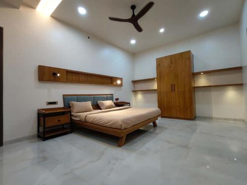 Ένα ή περισσότερα κρεβάτια σε δωμάτιο στο The Cascade Retreat By Spandan Holiday Homes