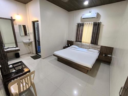 Postel nebo postele na pokoji v ubytování Hotel Krishna Exotica